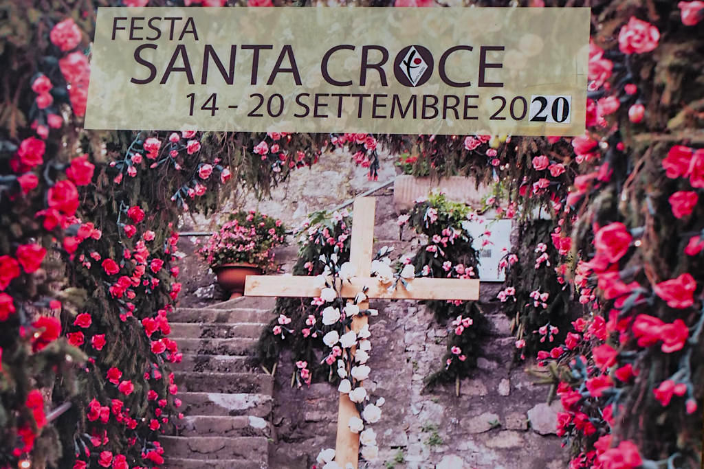 Alle 5 Jahre findest das große Papierblumenfest Santa Croce in Carzano auf der schönen Insel Monte Isola im Lago d'Iseo statt - Italien