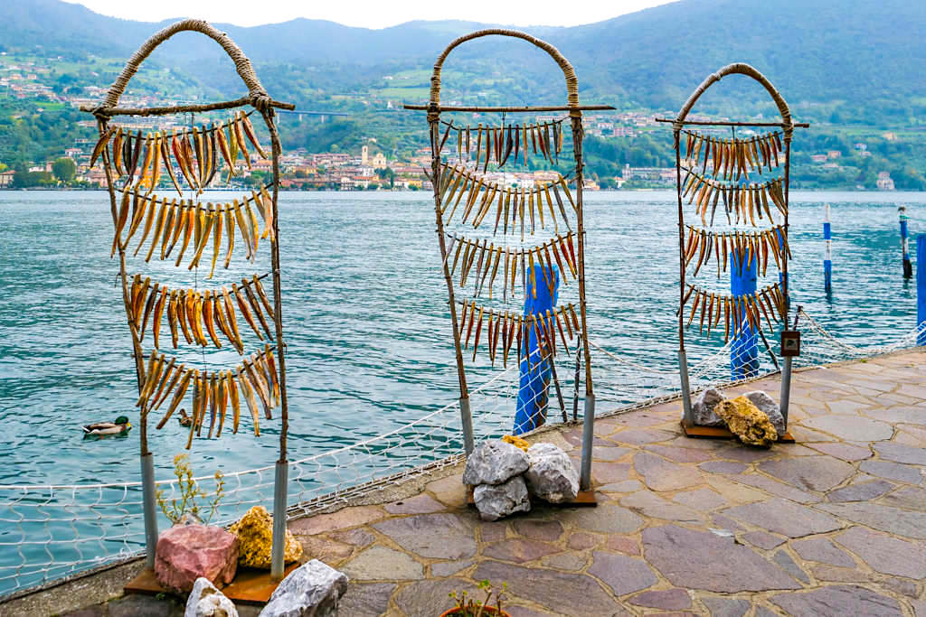 Traditionelles Trocknen der Sardinen an der Seeluft auf Monte Isola im Lago d'Iseo - Oberitalienische Seen