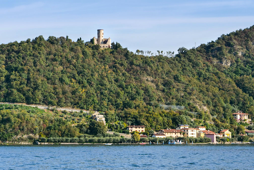 Bootsfahrt auf dem Lago d'Iseo: Der kleine Hafen von Sensole auf Monte Isola - Oberitalienische Seen