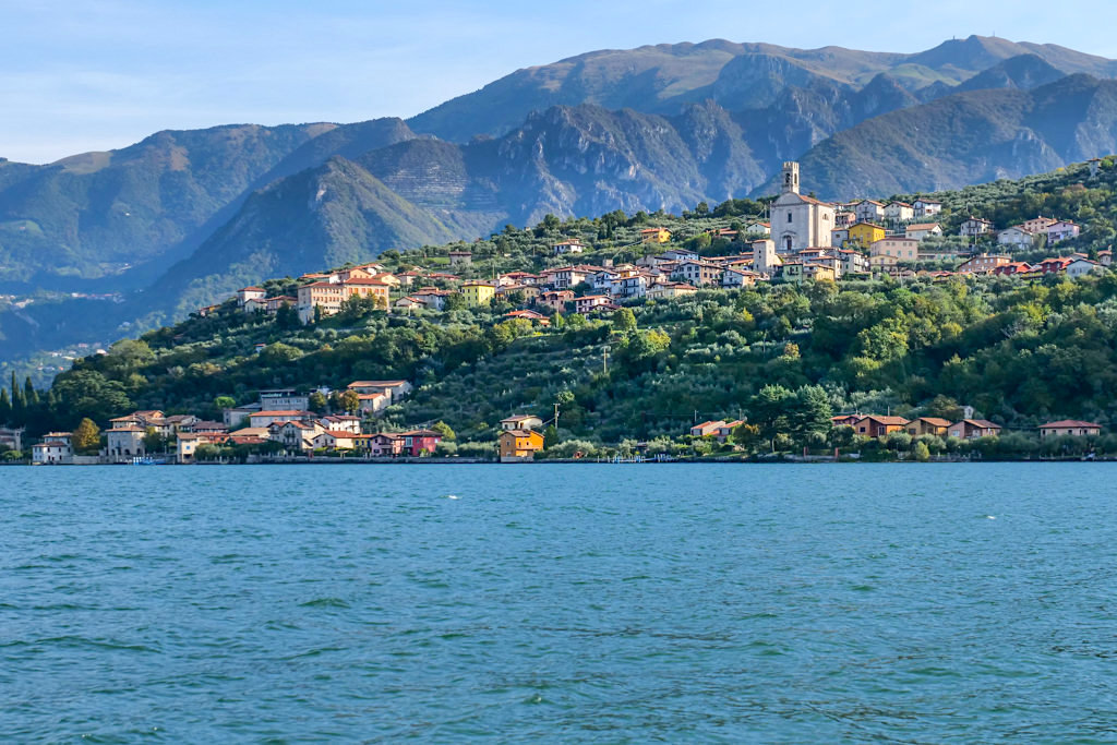 Ausblick auf das malerische Siviano auf Monte Isola im Lago d'Iseo - Oberitalienische Seen