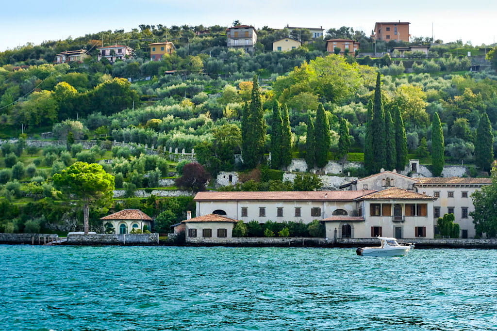 Einfach zauberhaft: die Villa Soledad in Siviano auf Monte Isola von einer Bootstour im Iseosee gesehen - Italien
