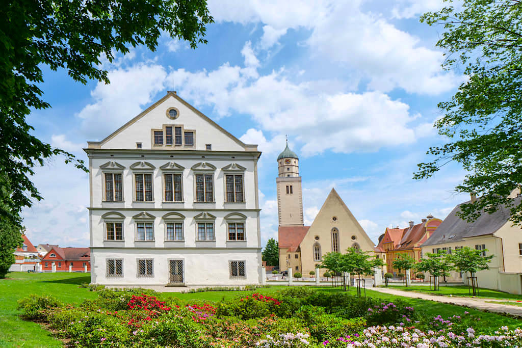 Schloss Oettingen - Schöner Hofgarten mit Rhododendren - Sehenswürdigkeiten im Donau-Ries, Bayern