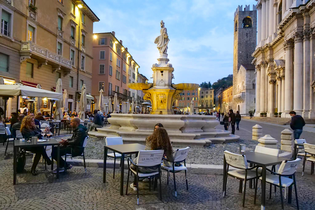Brescia - Der wunderschöne Domplatz lädt zum Erkunden, Staunen & Genießen ein - Italien
