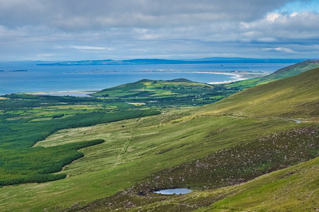Grandioser Ausblick vom Connor Pass auf die Brandon Bay im Norden - Sehenswürdigkeiten der Dingle Halbinsel - Irland