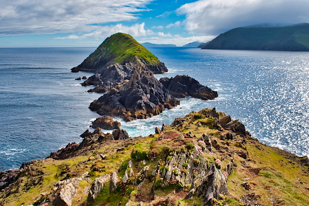 Surrealer wunderschöner Ausblick vom Dunmore Head zu den Blasket Inseln - Dingle Halbinsel - Irland 