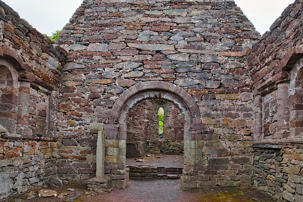Die Kirche von Kilmalkedar ist eine der kulturellen Sehenswürdigkeiten der Dingle Peninsula - Irland