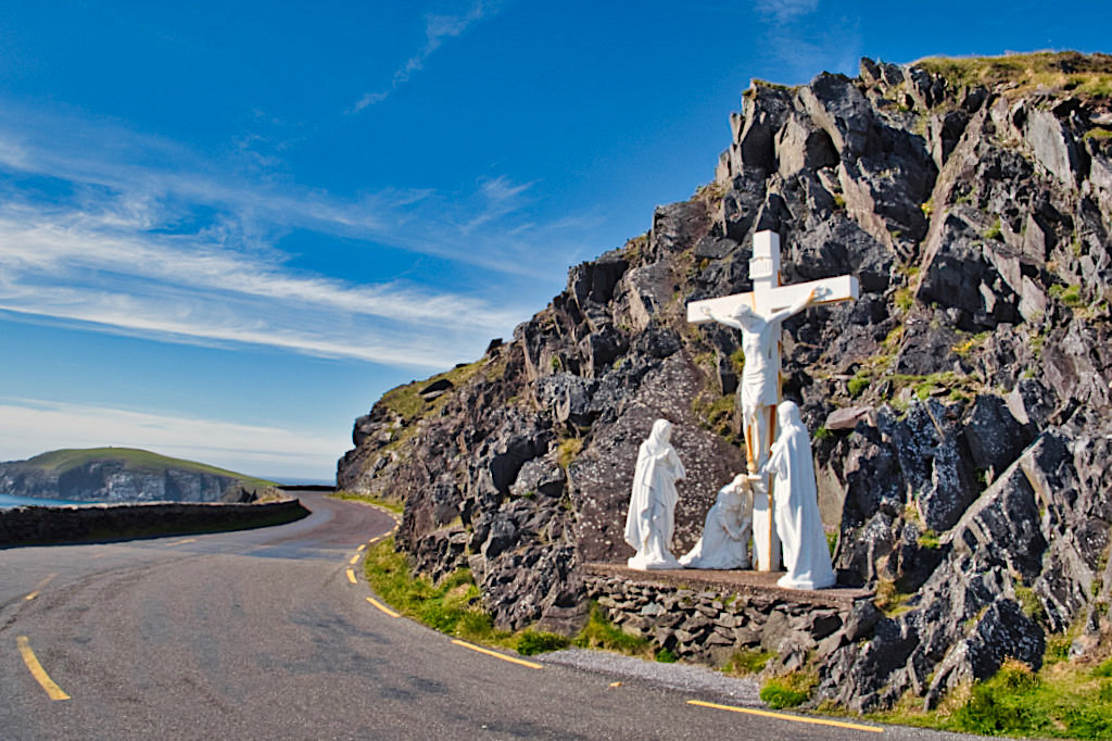 Die gigantische Kreuzigungsszene am Slea Head ist eines der Highlights am Slea Head Drive - Dingle Pensinula - Irland
