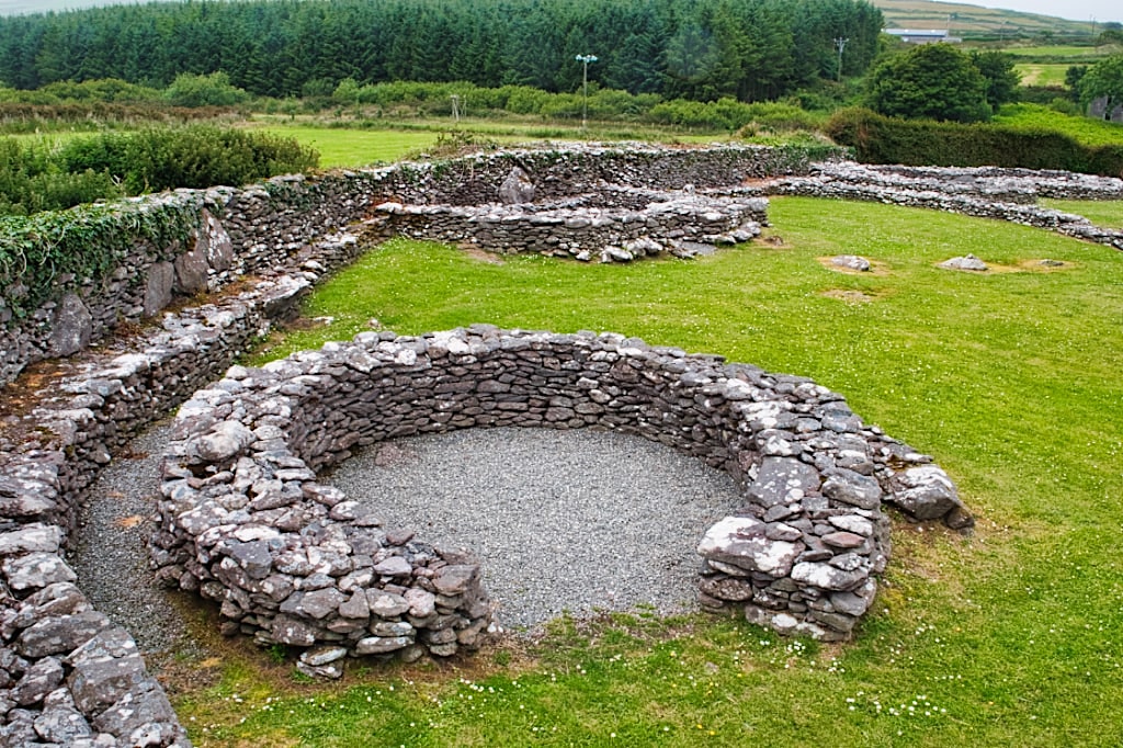 Beeindruckende Überreste der Reask Klosteranlage aus dem 6. Jahrhundert - Dingle Halbinsel - Irland