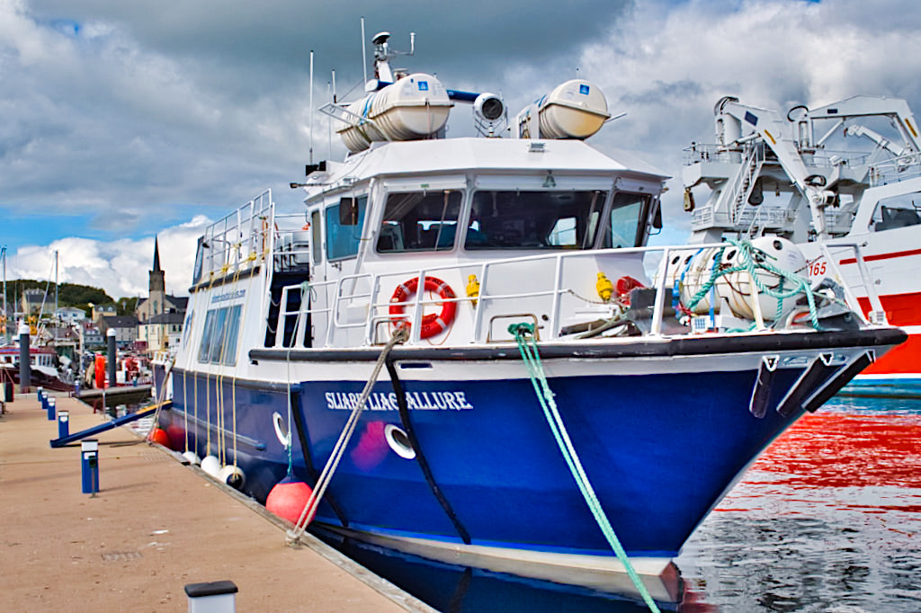 Atlantic Coastal Cruises im Hafen von Killybegs bietet Bootstouren zum Slieve League - Donegal, Irland
