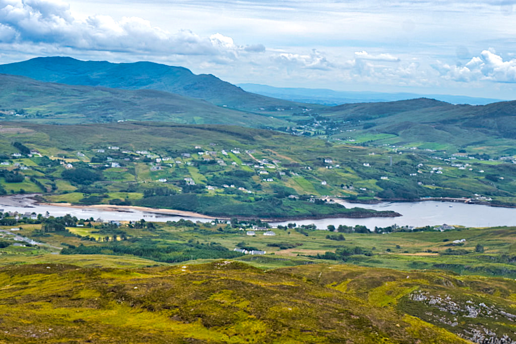 Ausblick auf Teelin Bay von der Sliabh Liag Wanderung - Donegal, Irland