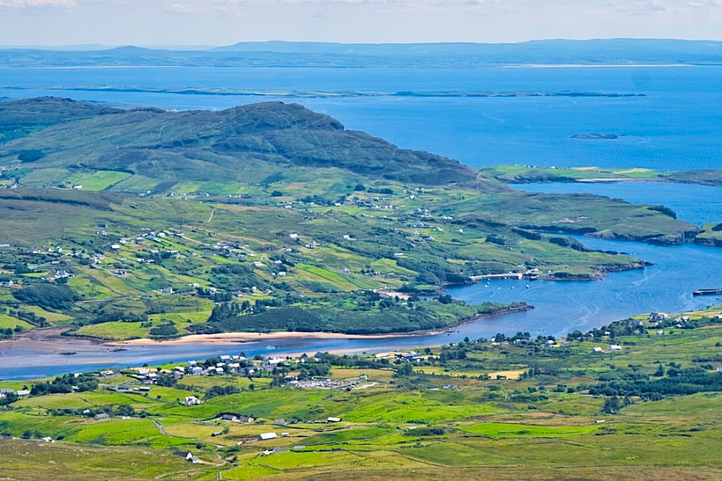 Ausblick auf Teelin Bay vom Slieve League Plateau- Schönste Wanderung in Donegal, Irland