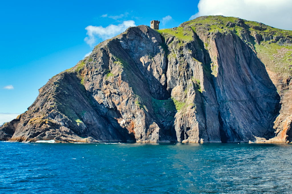 Imposante Felswände von Carrigan Head mit typischen Wehrturm - Donegal, Irland