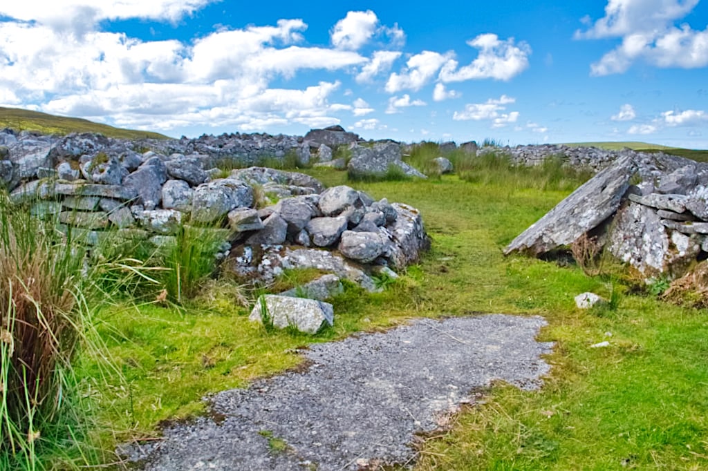 Cloghanmore Megalithic Tomb in der Nähe von Slieve League & Malin Beg - Donegal, Irland