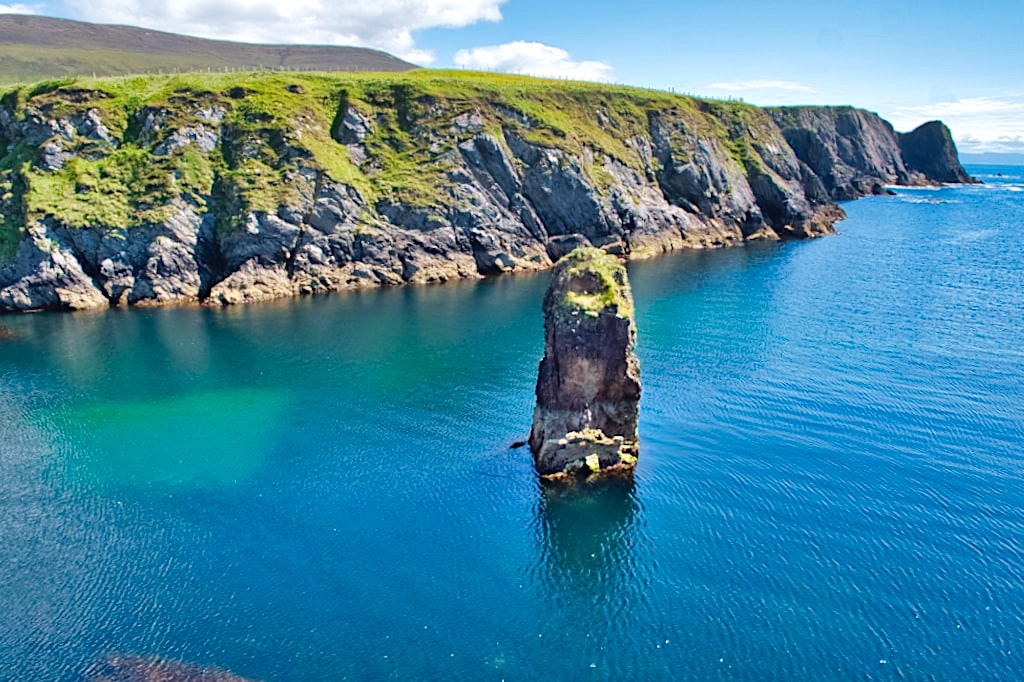 Malin Beg mit seinen wunderschönen, farbigen Naturhafen - Donegal, Irland