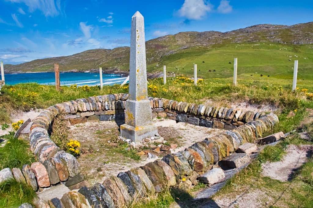 Anne Jane Monument erinnert an das gesunkene Schiff an der Küste der Insel Vatersay - Vatersay Trail - Äußere Hebriden