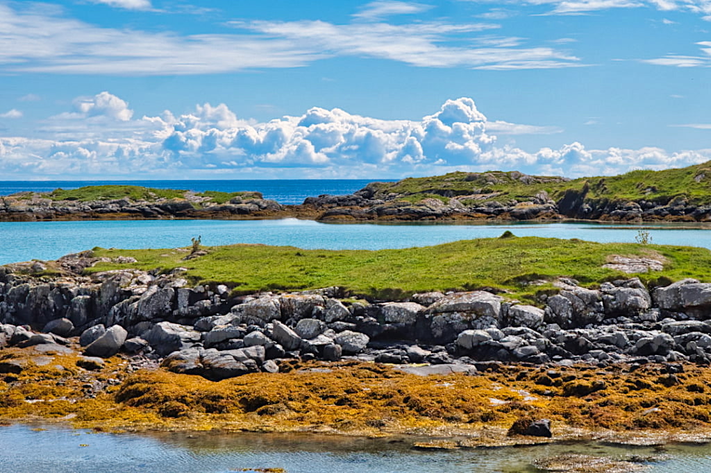 Die Farben der sanfteren, geschützteren Ostküste der Insel Barra - Äußere Hebriden