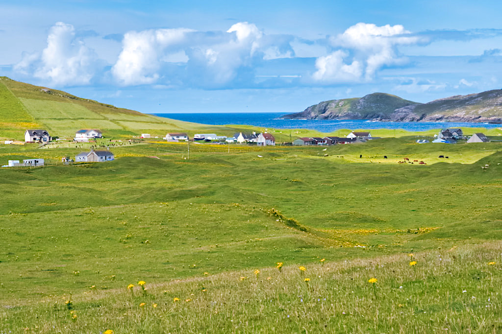 Das idyllisch gelegene winzige Dorf Vatersay - Insel Vatersay & Barra - Äußere Hebriden